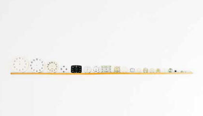 Clara Sanchez Sala Breve historia de la eternidad. 24 paneles de relojes. 219 x 40 cm.